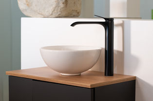 Modernes Waschbecken mit schwarzem Armatur