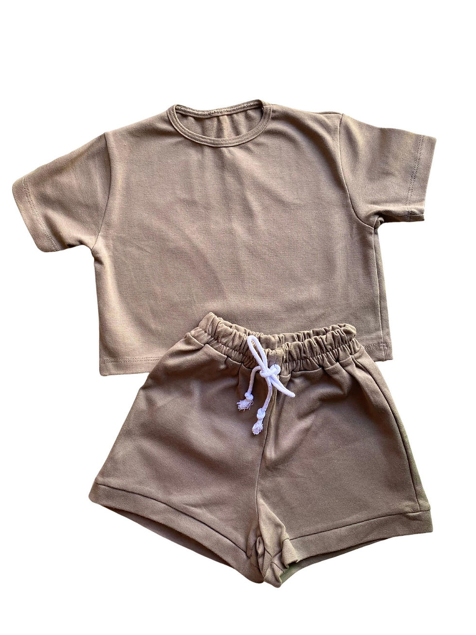 Blusa de manga curta e short de cor argila