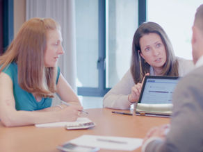 Family law mediator explaining law in family mediation