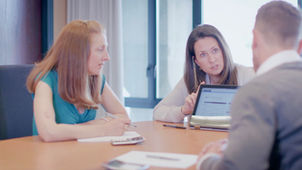 Family law mediator explaining law in family mediation