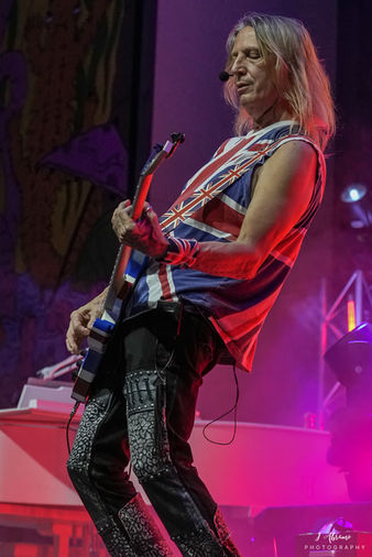 ABSOLUTE DEF-LEPPARD
Performing Live