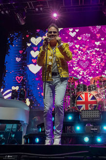 ABSOLUTE QUEEN
Performing Live