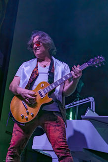 ABSOLUTE DEF-LEPPARD
Performing Live