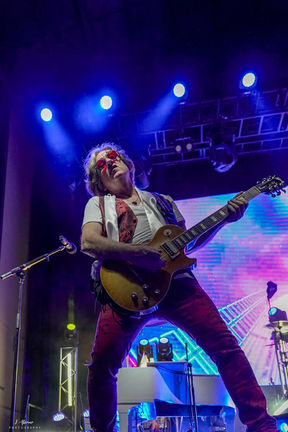 ABSOLUTE DEF-LEPPARD
Performing Live