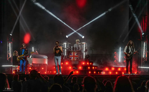 ABSOLUTE QUEEN
Performing Live