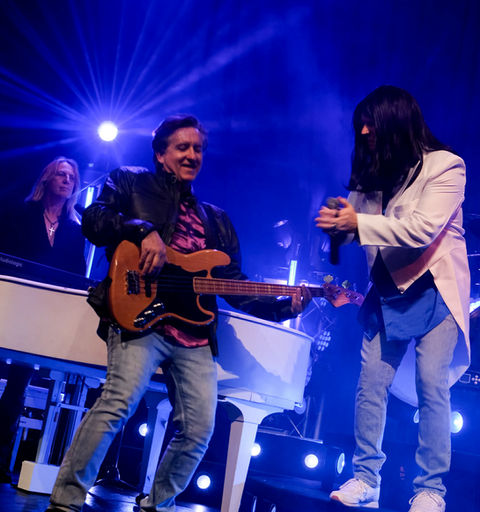 ABSOLUTE DEF-LEPPARD-Performing Live