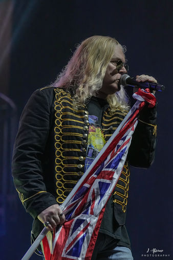 ABSOLUTE DEF-LEPPARD
Performing Live