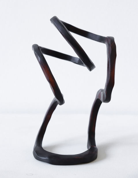 ENDLESS #5 Objetos múltiplos de pequenas dimensões, feitos com arcos de madeira de circunferências
semelhantes, que reproduzem o movimento de um fluxo ascendente, sinuoso e circular,
retornando ao ponto inicial e fechando a peça.