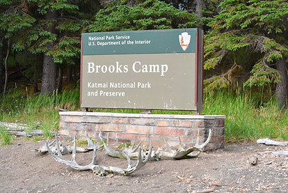 Velkomstskilt ved Brooks Camp, Katmai National Park,Alaska.