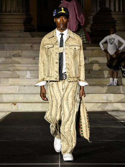 modelo durante, o desfile do estilista Daveed Baptiste 