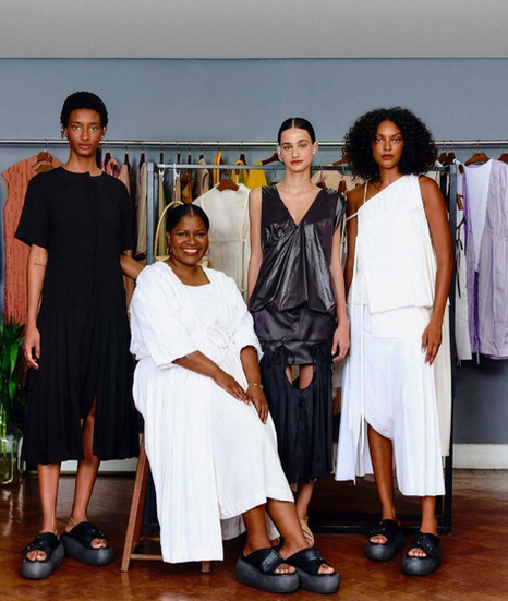 registro de angela com modelos que participaram do desfile para sua marca AngelaBritoBrand