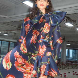  modelo posando para o desfile da carolina herrera