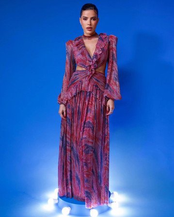 modelo com vestido com estampa floral posando para fotos da marca patbo