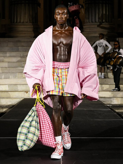 modelo durante, o desfile do estilista Daveed Baptiste 