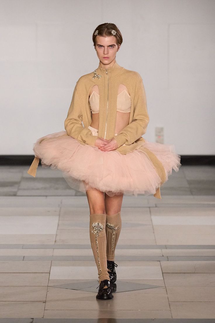 modelo mostrando atraves da moda a tendencia do balletcore