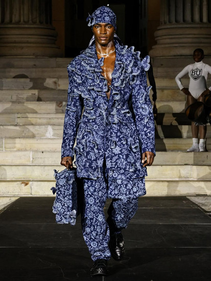 modelo durante, o desfile do estilista Daveed Baptiste 