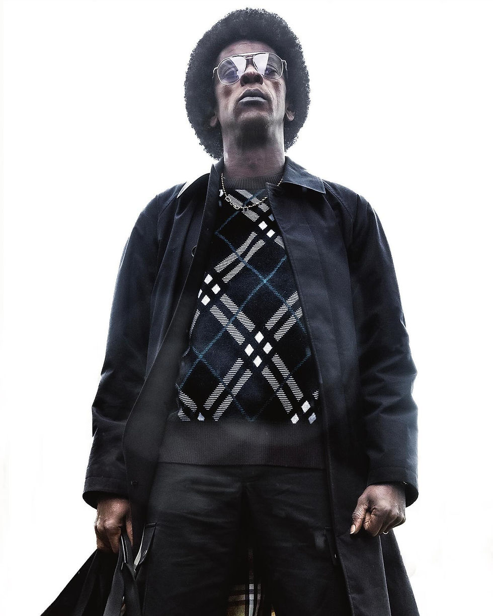 cantor e compositor seu Jorge durante um ensaio de fotos