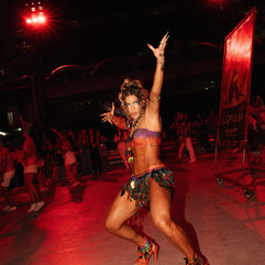 Lore Improta posando para fotos da escola de samba da Viradouro