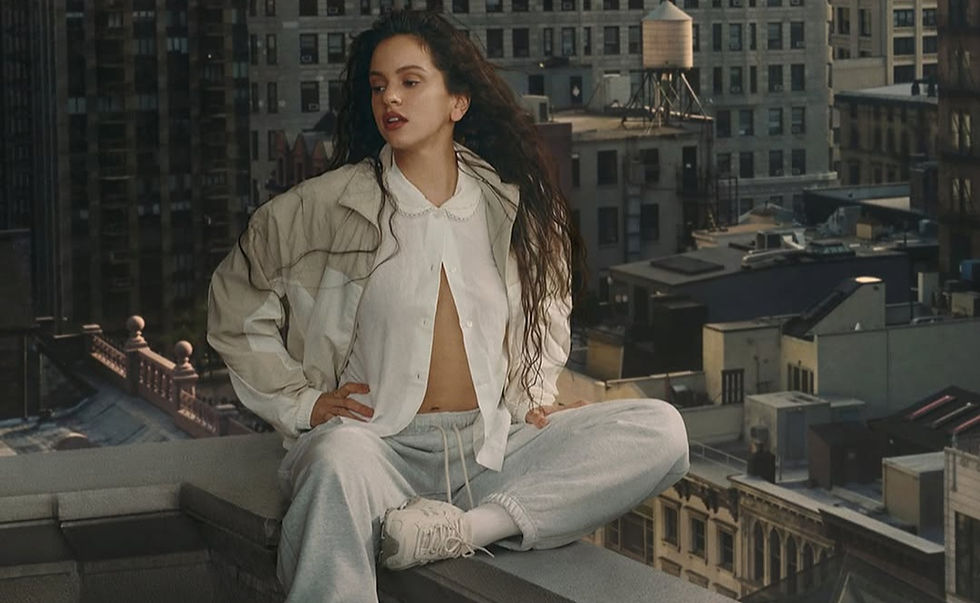 Rosalia, durante um registro para redes sociais