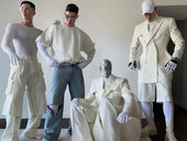 modelos e manequis, usando looks de estilo futurista.