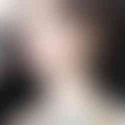 modelo posando para o desfile da carolina herrera