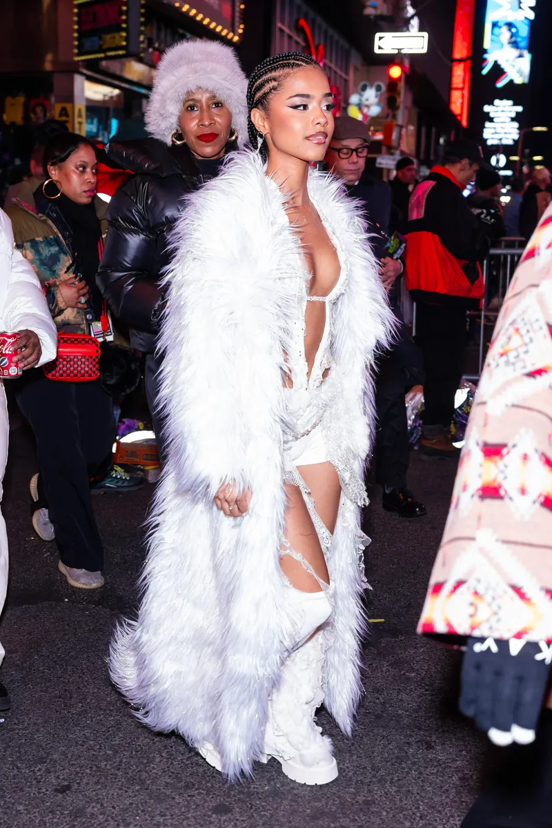 Tyla  sendo clicada durante um evento por paparazzis