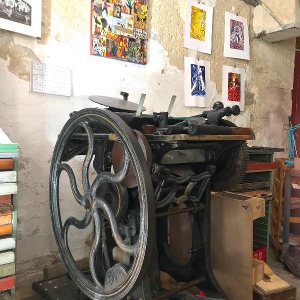 Presse Minerve à platine, dite « pédalette », première moitié du XXe siècle. Toujours en fonction