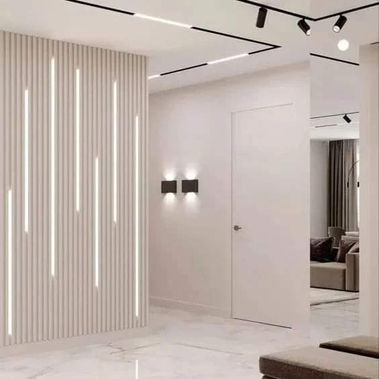 חיפוי קיר דמוי סרגל עץ לבן פולימרי לסלון