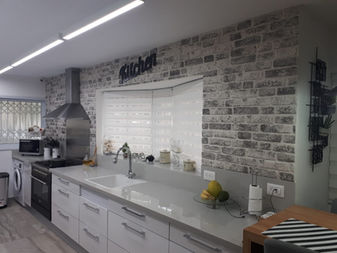 חיפוי קיר דמוי בריקים במטבח צבע אפור לבן מספר דגם 651-232