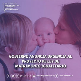 Desde la Red Nacional de Municipalidades por la Diversidad, Inclusión y No Discriminación, su abogada Rubi Cabrera señala “esta urgencia que la discusión y votación del proyecto en la Cámara requerida, debería quedar finalizada en el plazo de 30 días.”
En la actualidad el único reconocimiento y validación a uniones a parejas del mismo sexo en Chile es el Acuerdo de Unión Civil, siendo el Matrimonio un contrato solemne que solo puede ser celebrado entre personas de distinto sexo, lo que implica una abierta Discriminación hacia la comunidad LGBTI.
¿Esto es realmente un avance en materia de diversidad, inclusión y no discriminación para la comunidad LGBTIQ+ en Chile? Desde la coordinación de la Red, se recalca la necesidad de protección y garantía de derechos transversales para la comunidad; así pues, durante los últimos meses han sido reiterados los ataques de violencia que han terminado en terribles consecuencias físicas, psicológicas e inclusive con la vida de personas gays, lesbianas y trans en el país.
En esa línea, desde la Red Nacional se ha trabajado con la campaña #CambiemosLaLeyZamudio, la cual -actualmente-queda corta ante las necesidades y reparos para las personas de la comunidad LGBTIQ+. En este punto, es una ley que es insuficiente en plazos para denunciar, con procesos poco claros, desinformación y que urge de una actualización legal.
Para concluir, se recalca la urgencia y que esta ley (de matrimonio igualitario) debiera tramitarse en conjunto a otras normas legales que den protección a la comunidad LGBTIQ+; tal como la reforma a la ley 20.609 de anti-discriminación, avanzar en derechos filiativos y homo-parental. Se debe asegurar que el proyecto no incluya letra chica y otorgar soluciones a la necesidad imperiosa de mayores espacios de trabajo con la comunidad desde el gobierno, tal como programas y oficinas municipales especializados en la materia; pues además de estos no existe respuesta alguna ni organismo en el país para ese fin desde ese aspecto.