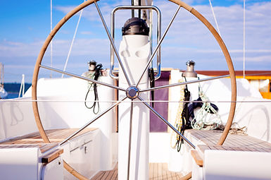 Steer roue sur un bateau