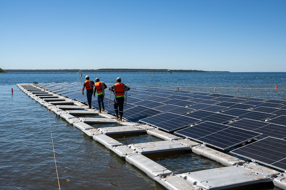 Primeiro conjunto de painéis fotovoltaicos foi colocado na água nesta semana; expectativa é que a usina comece a gerar energia ainda este ano