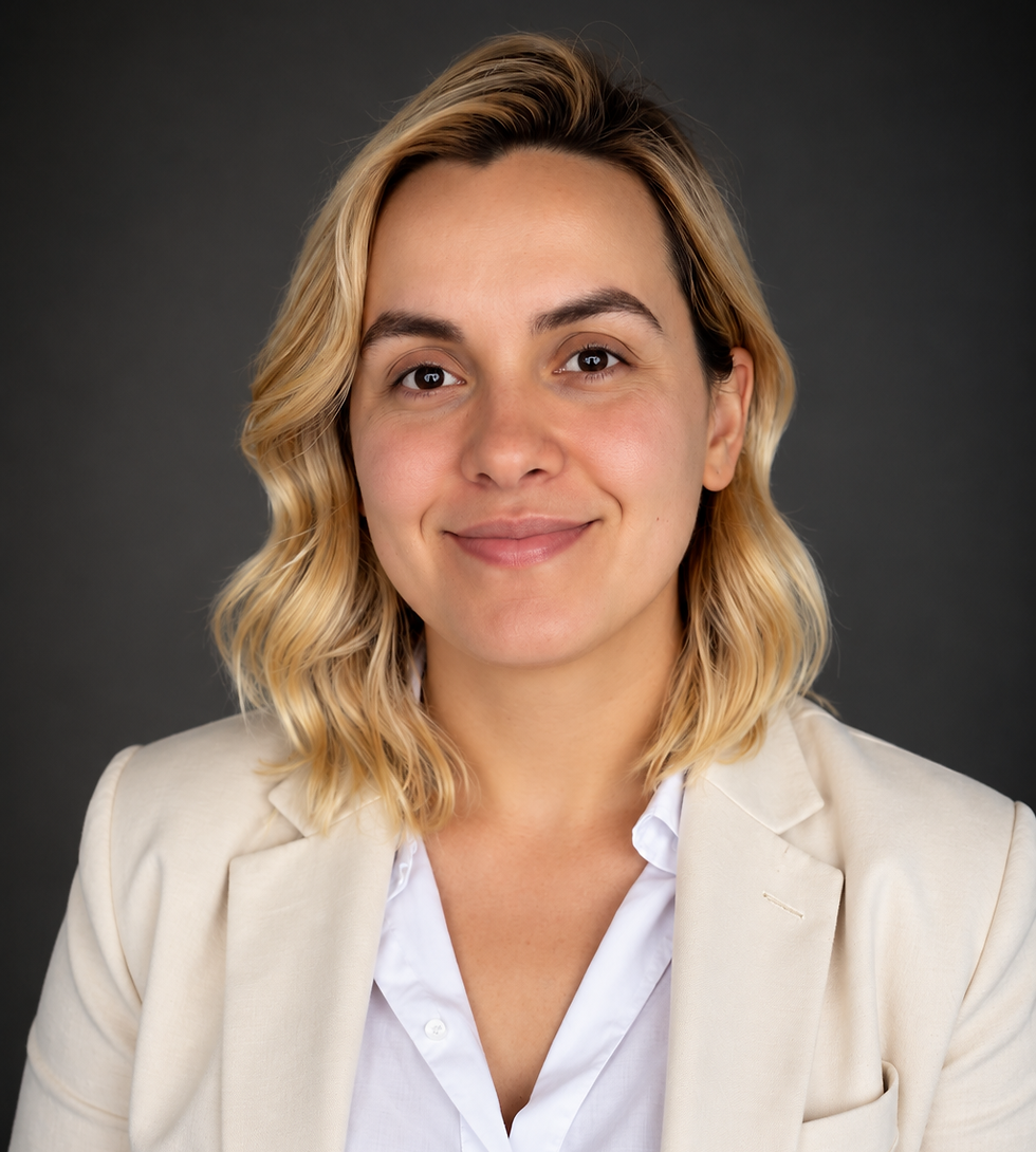 Retrato corporativo con blazer beige.png
