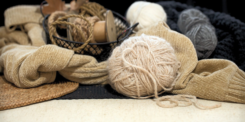 nature-morte-une-boule-de-fil-gros-plan-sur-l-espace-d-un-pull-et-de-fils-coeur-en-fil_edi