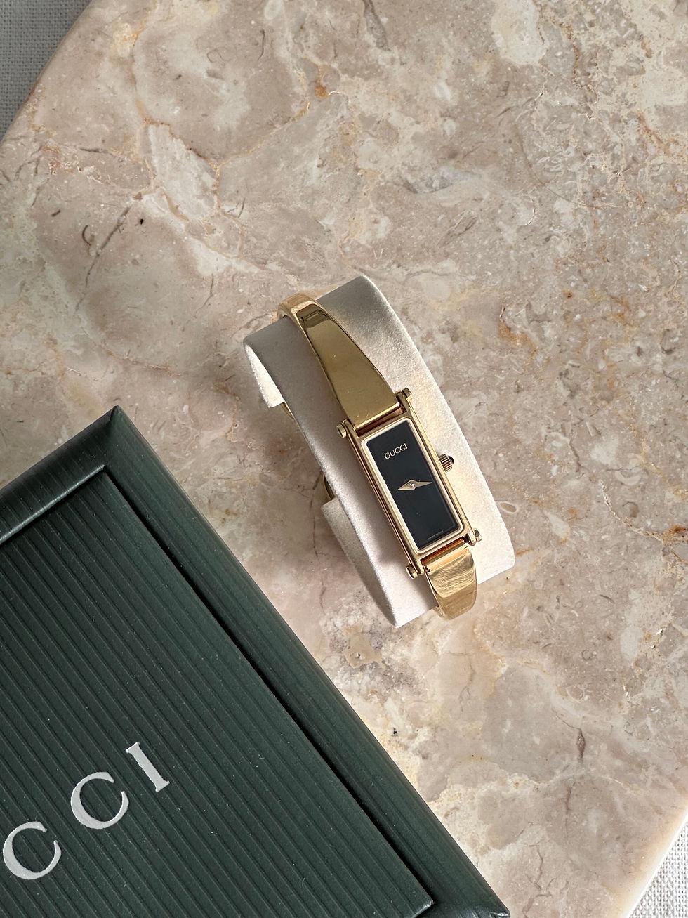 תמונה ממוזערת: GUCCI 1500L Gold Black Dial 12mm Vintage Watch