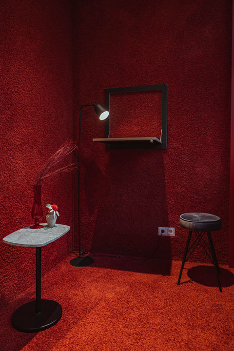 mit rotem Teppich vollverkleidete Telefonkabine, design made by brust+partner
