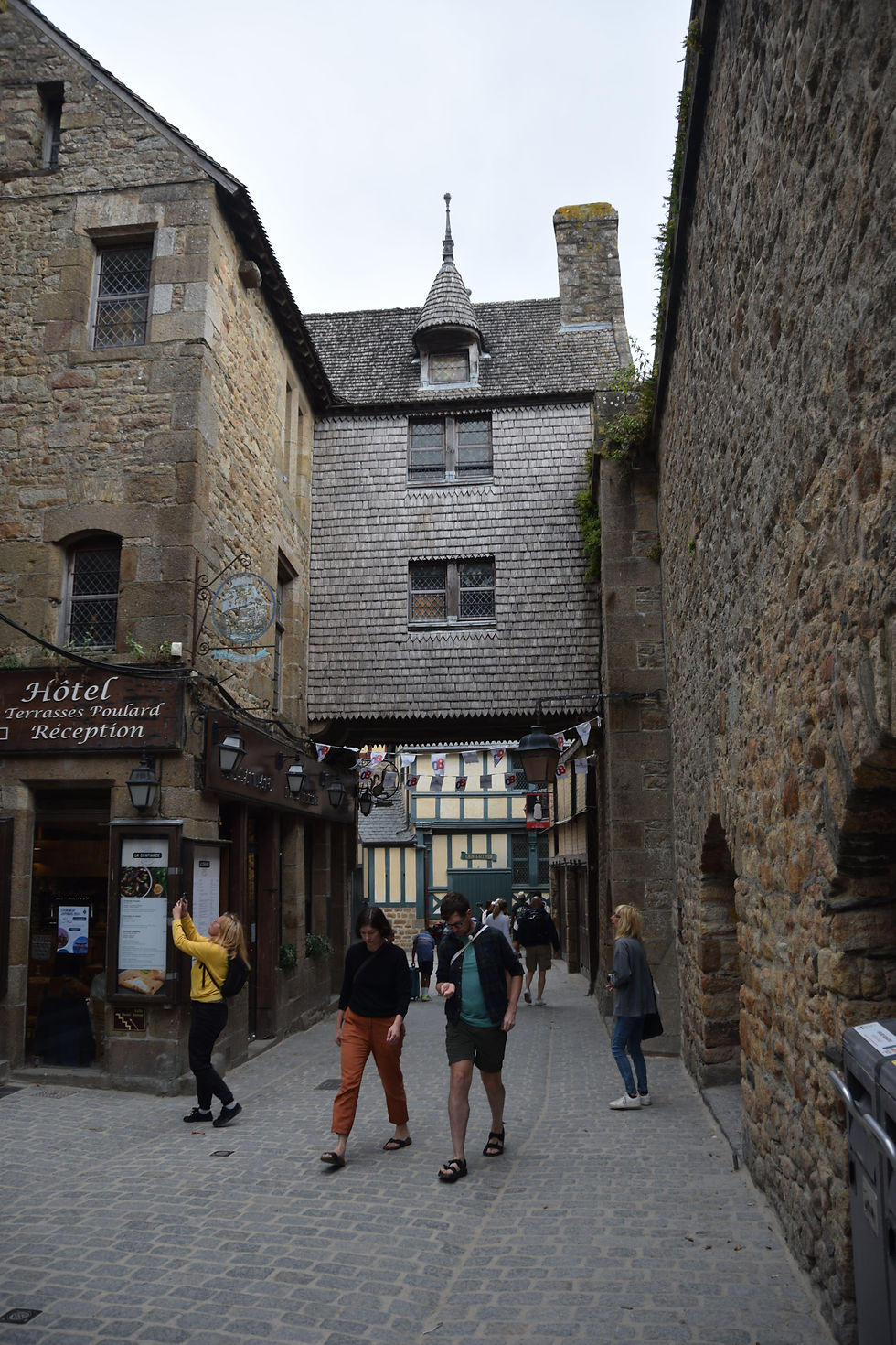 Calle principal de mont Saint Michel