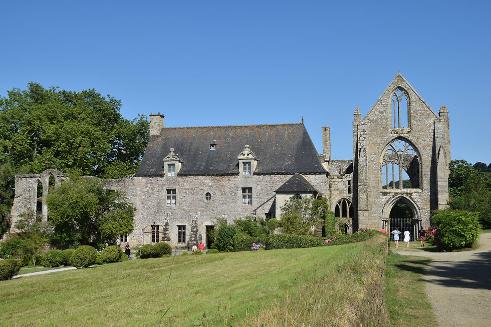 vista de la abadia con la iglesia a la derecha