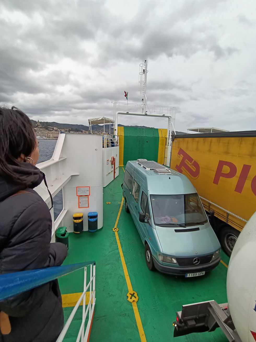 Furgoneta dentro de un Ferry camino a Sicilia