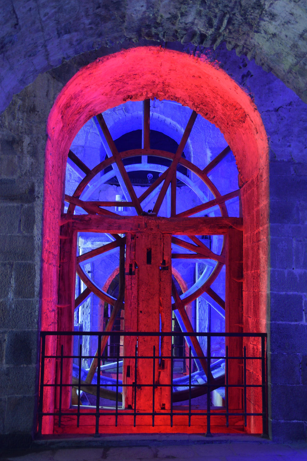 norias de madera iluminadas