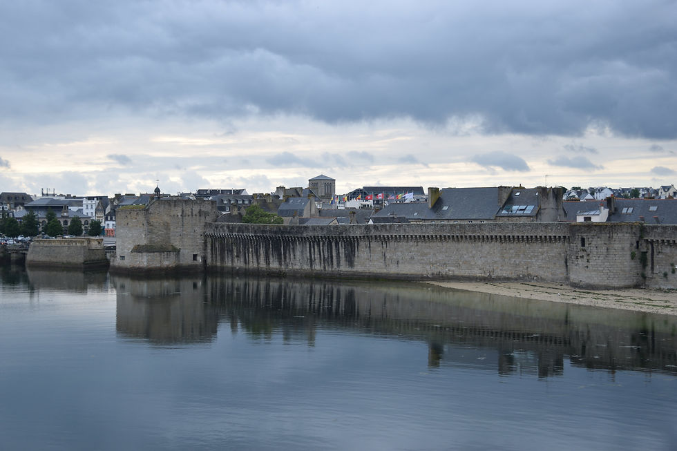 Ciudad amurallada sobre el agua