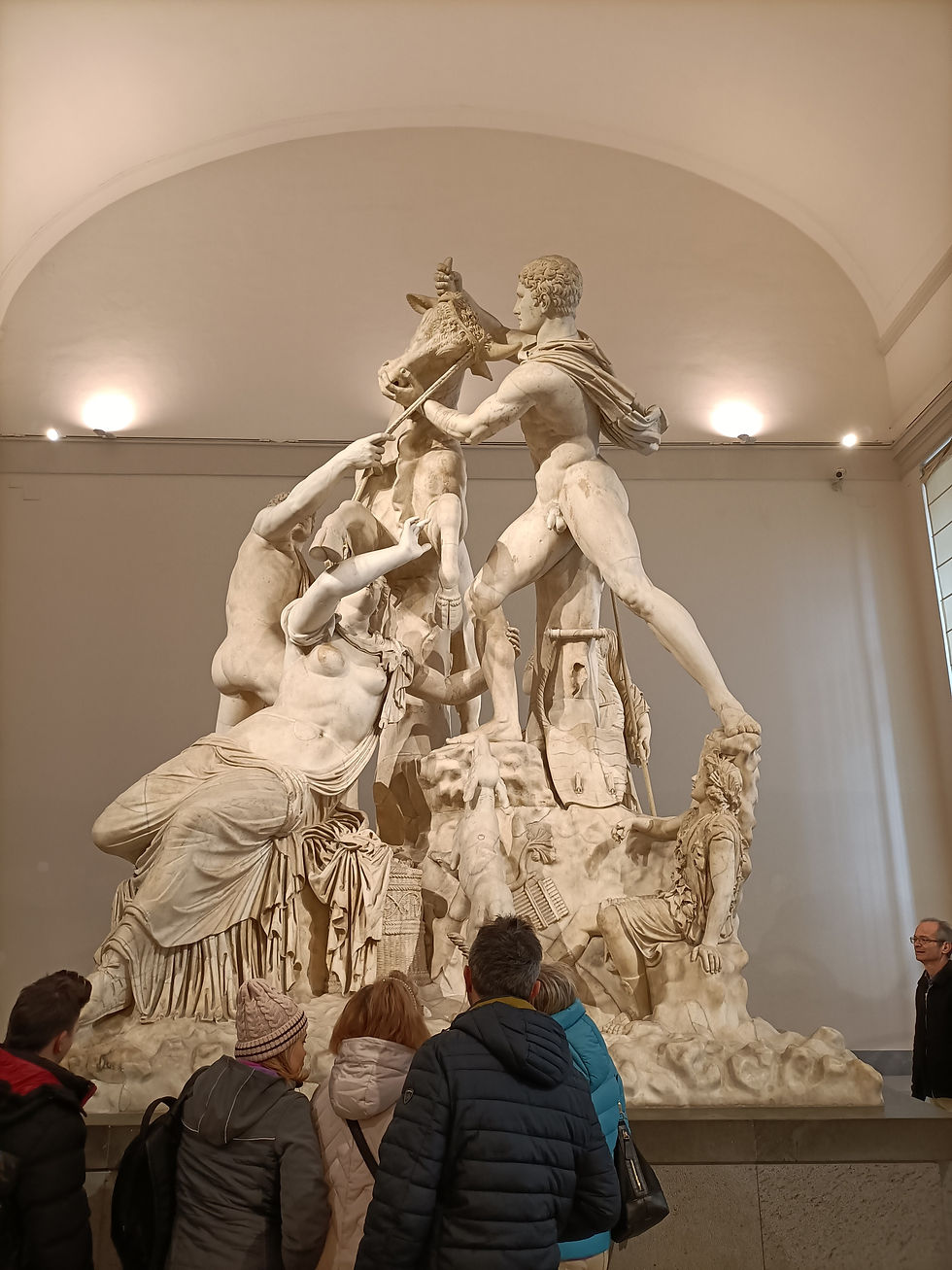 Escultura del Toro de Farnesio en el museo Arqueológico de Napoles