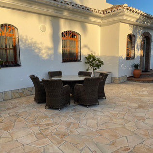 EVENING SUN OR SHADE. Here you can enjoy a cosy seating for 6 persons close to the entrance.