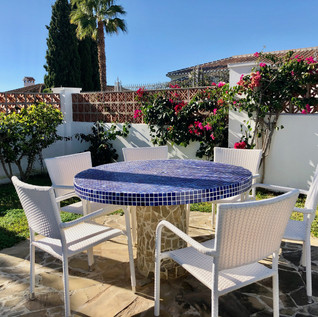 BARBECUE SEATING . Dining table for 6 persons close to the barbecue.
