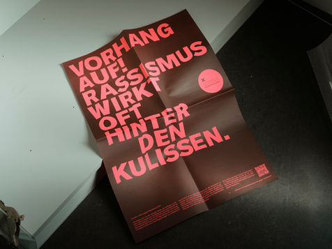 Posterserie mit der Aufschrift «Vorhang Auf! Rassismus wirkt oft hinter den Kulissen»