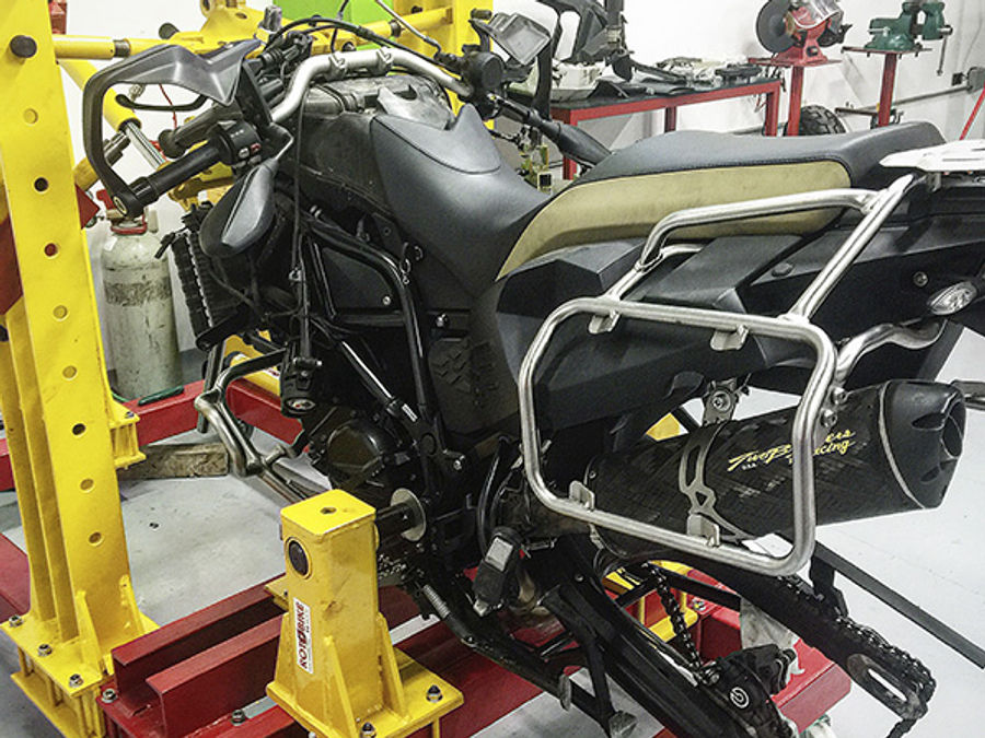 Moto accidentada antes de la reparación por choque