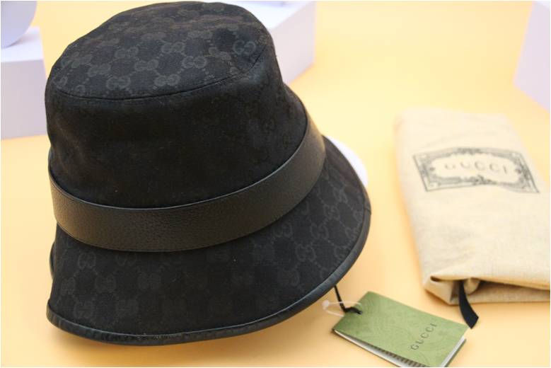 GUCCI BLACK GG SUPREME BUCKET HAT