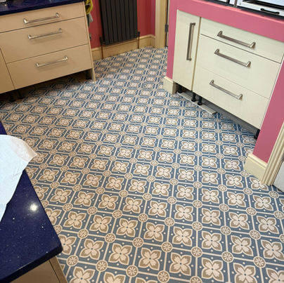 Geometric-patterned vinyl in a kitchen