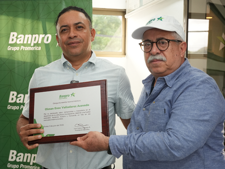Banpro entrega reconocimiento a cliente destacado en la producción de café de especialidad