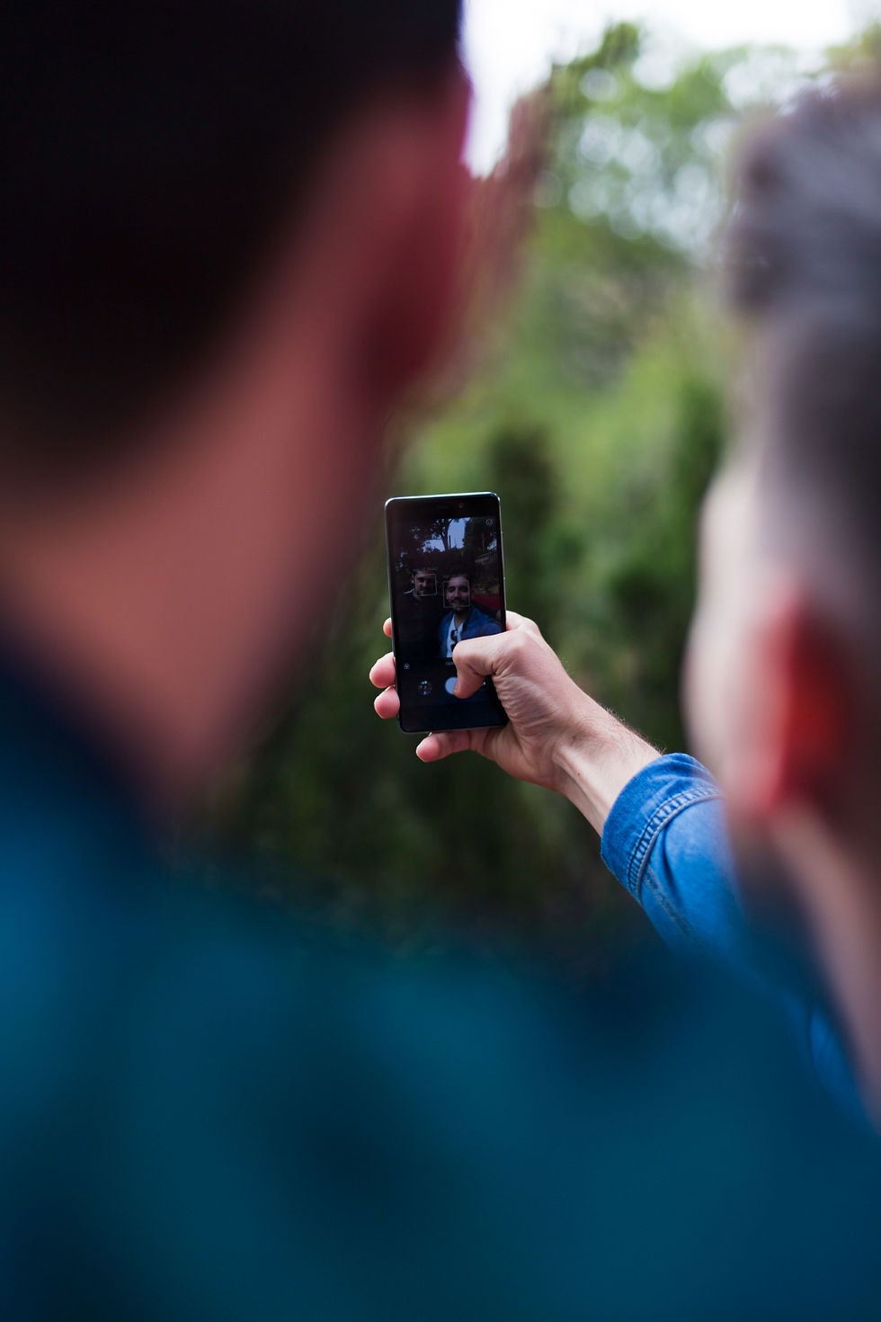 Señales de alerta que indican que te están vigilando a través de la cámara de tu teléfono y cómo tienes que proteger tu privacidad